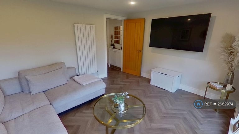 3 bedroom flat in Cavalry Park Drive, Edinburgh, EH15 (3 bed) (#2662974)