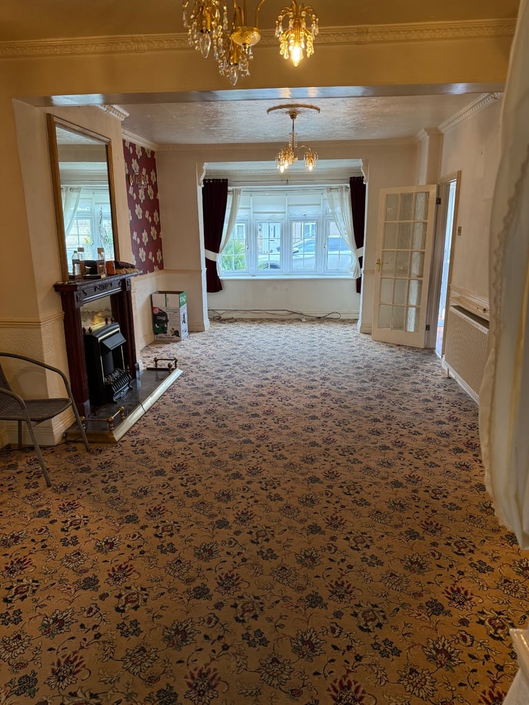 Nice 2 Bedroom Terraced House 5 Mins Walk From Dagenham Heathway Station, RM10