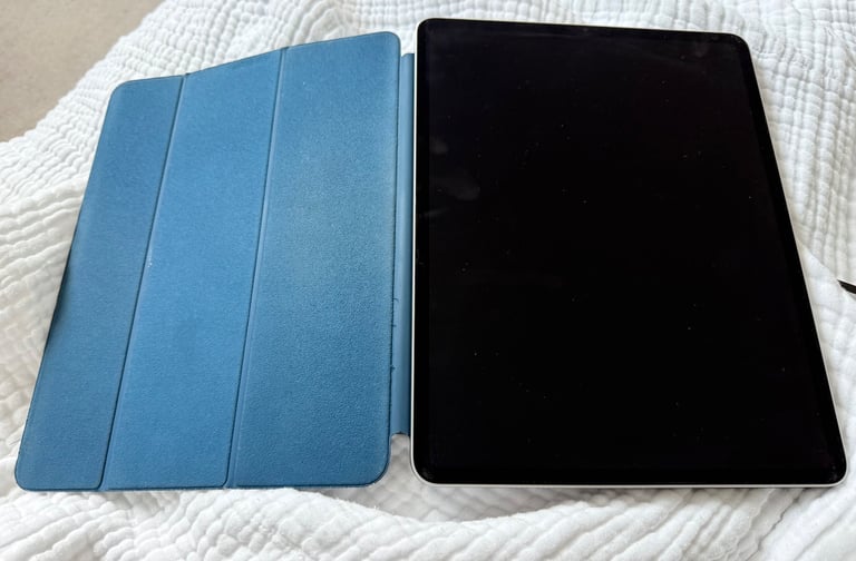 Apple iPad Pro 12.9-inch (6th gen) 256 GB + Magic Keyboard (UK white) + Apple Pencil 2 + cover ++