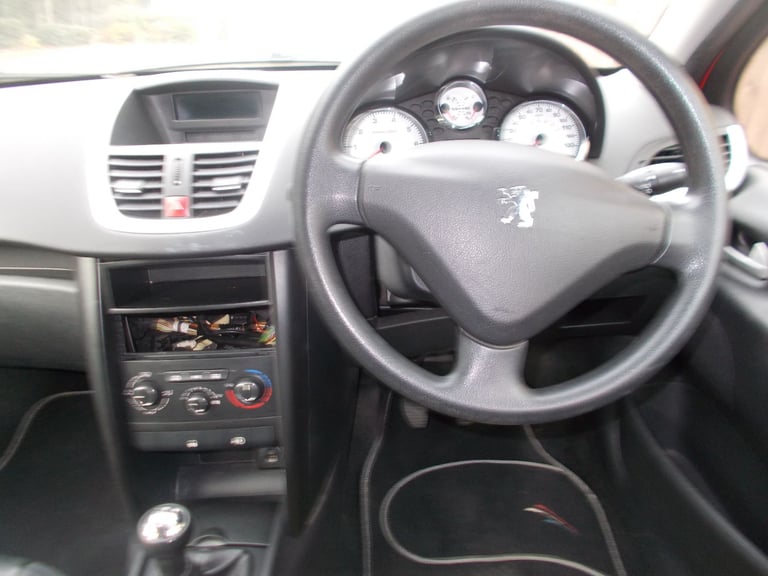 PEUGEOT 207  1.4 2010 - SPARES OR REPAIR