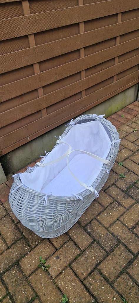 BABIES R US MOSES BASKET AND STAND. EXCELLENT CONDITION.