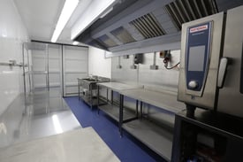 COMMERCIAL KITCHEN TO RENT, E9 (BILLS INCLUDED)