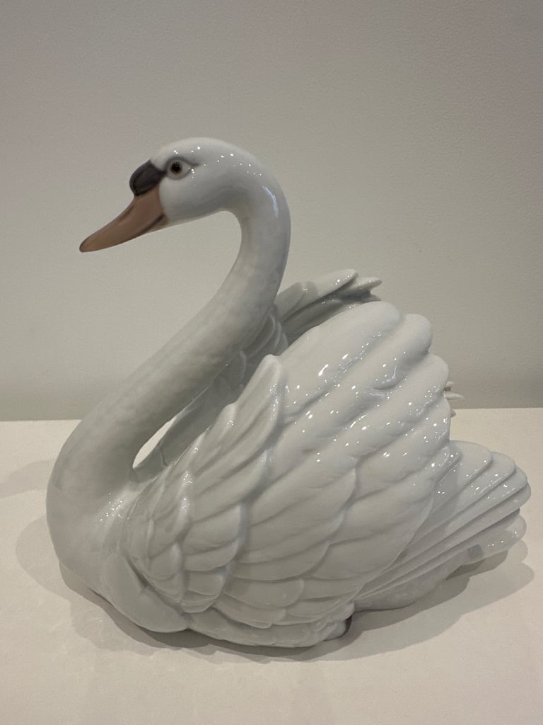 LLADRO Swan Figure