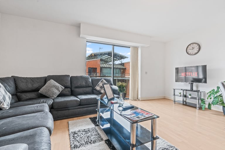 Cosy 2-Bed City Centre Apartment | Fully Furnished | All Bills Included | Canal View