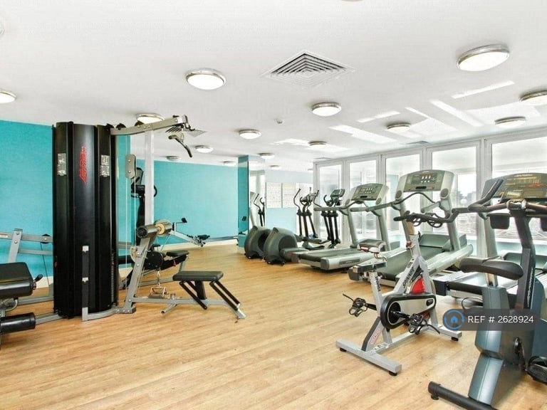 1 bedroom flat in St Davids Square, Canary Wharf, E14 (1 bed) (#2628924)