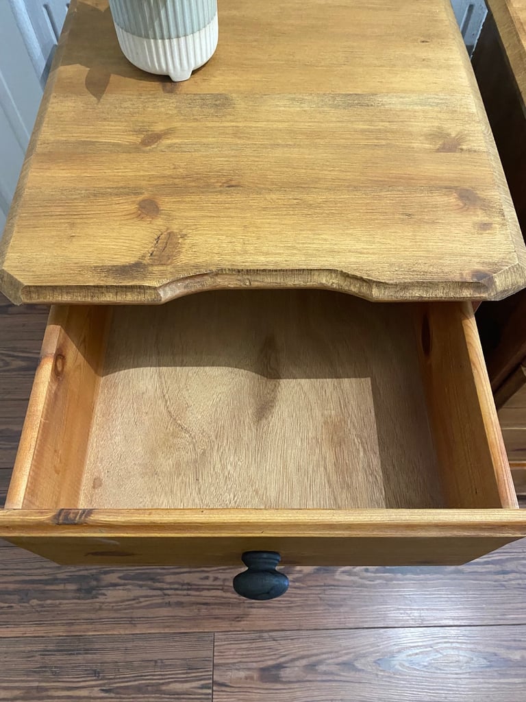 2 pine bedside tables 