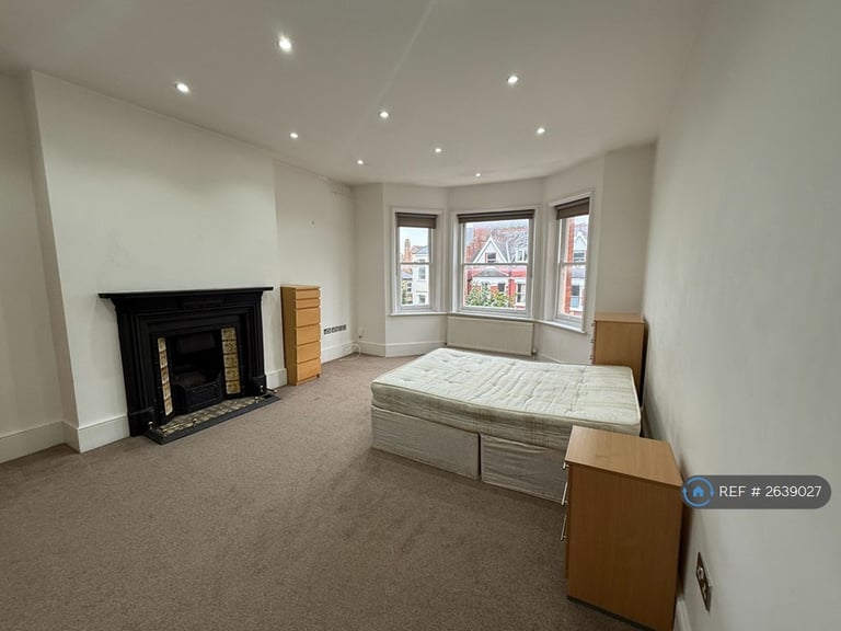 3 bedroom flat in Lyncroft Mansions, London, NW6 (3 bed) (#2639027)