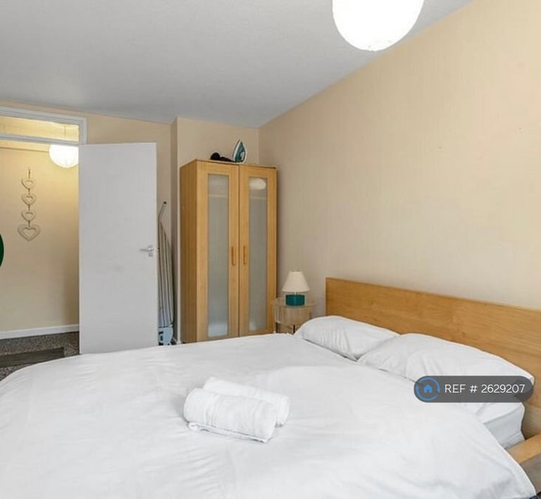 1 bedroom flat in Holyrood Road, Edinburgh, EH8 (1 bed) (#2629207)