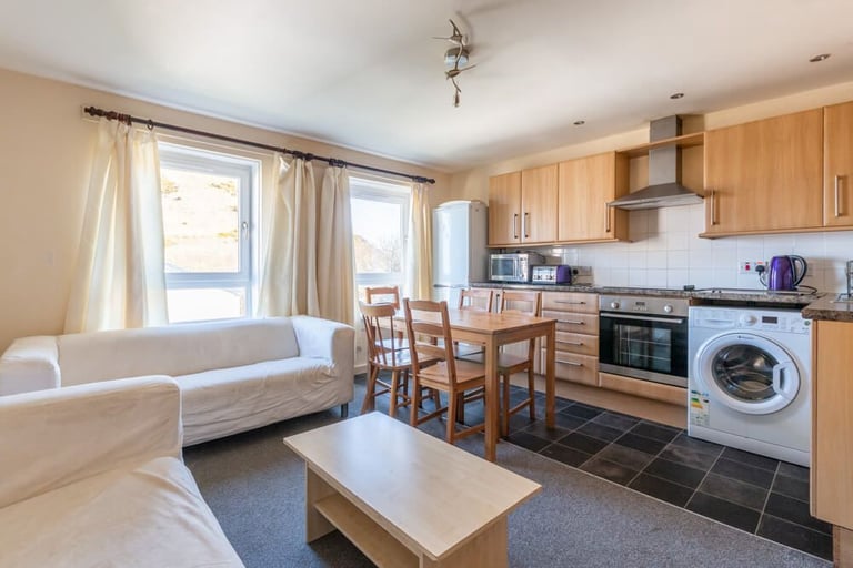  Fantastic, 3 bedroom, HMO flat over two levels, near the Pleasance – available NOW