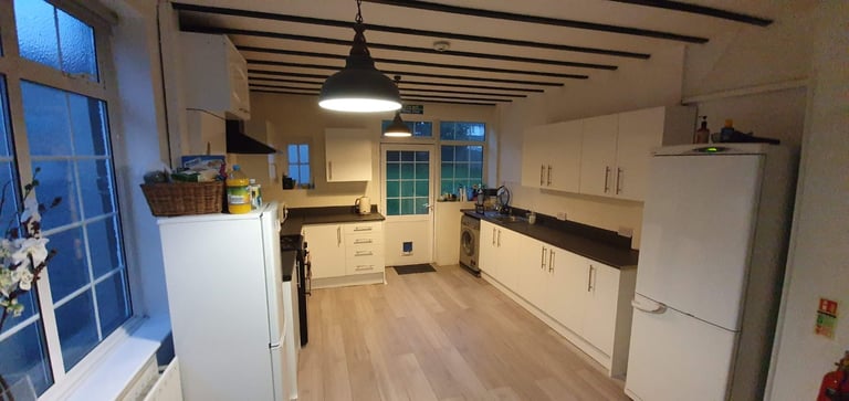 DOUBLE ROOM to rent in Coulsdon,croydon. CR52BF