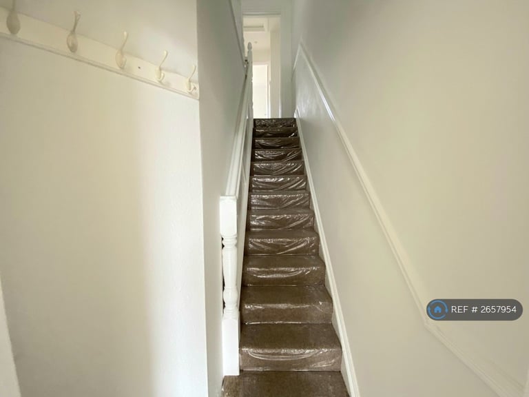 2 bedroom flat in Stewart Road, Bournemouth, BH8 (2 bed) (#2657954)