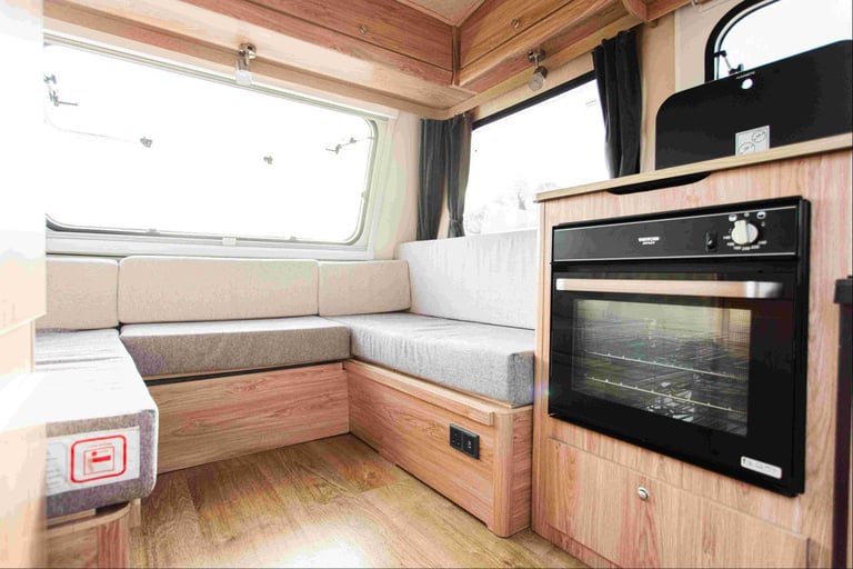 Freedom Sunseeker Classic - lightweight three berth caravan with oven