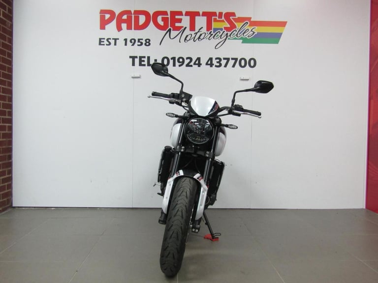 2025 Triumph Trident 660 - Triple Tribute