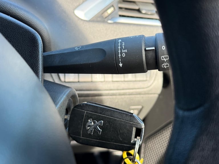 2015 Peugeot 208 1.2 VTi PureTech Active Euro 6 5dr HATCHBACK Petrol Manual