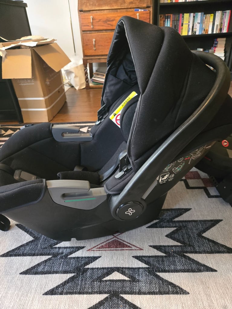 Silver Cross Dream car seat and isofix base