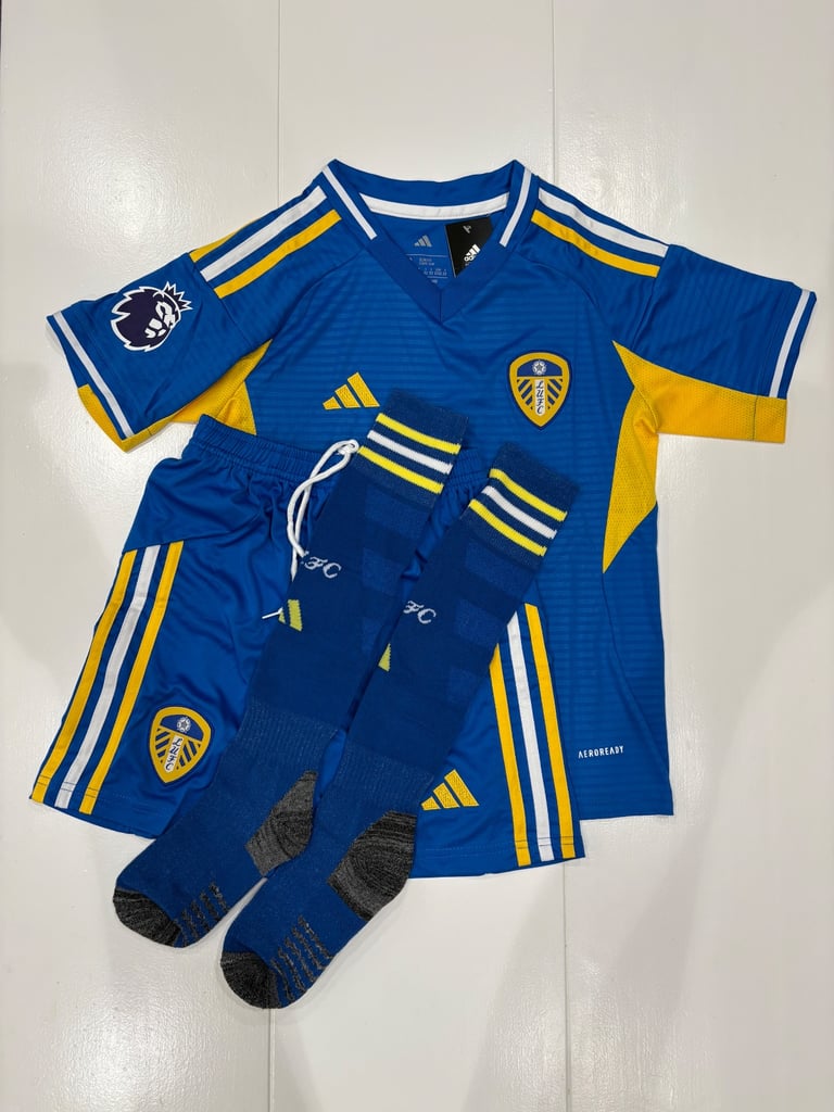 image for Leeds United 2025/26 junior away kit shirt/shorts/socks bundle (SIZE 2-13yrs)