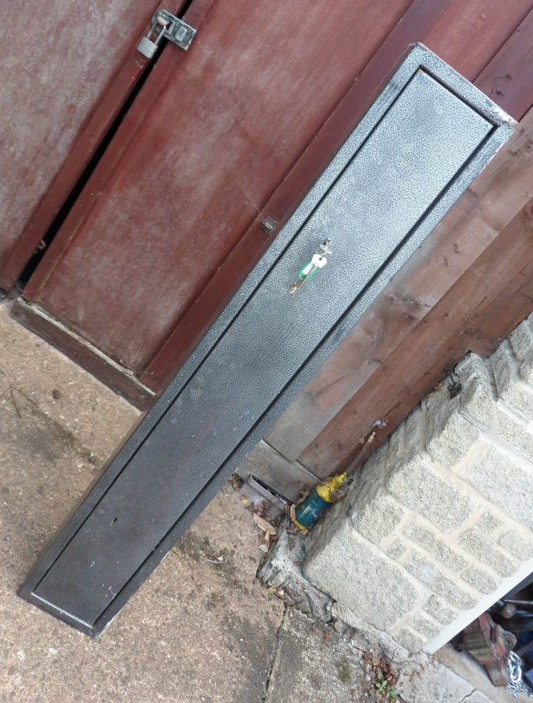 Gun Cabinet with locks and 3 keys can be bolted to a wall no longer needed 137 x 20 x 16cm