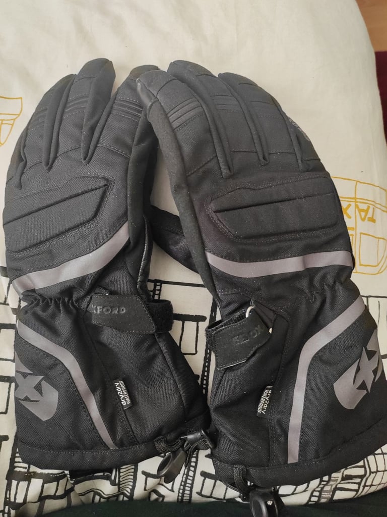 Motorbike gloves size M.. Never use.. They are new