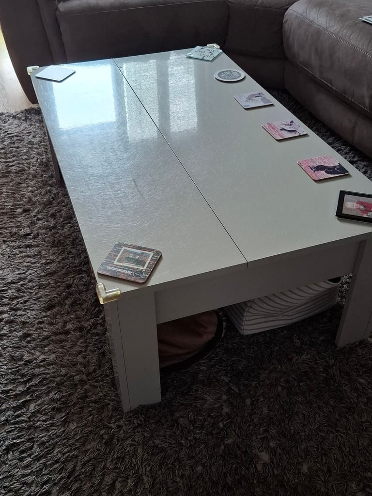 Large Lift-top Coffee Table 