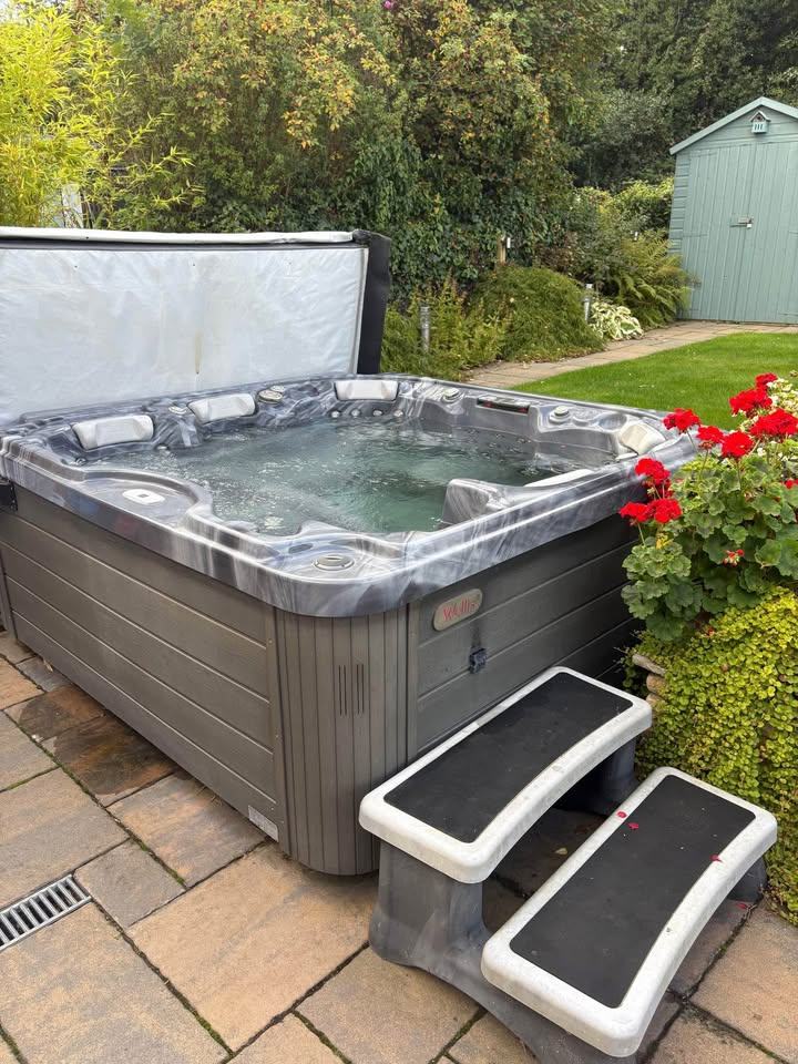 image for Wellis Hot Tub