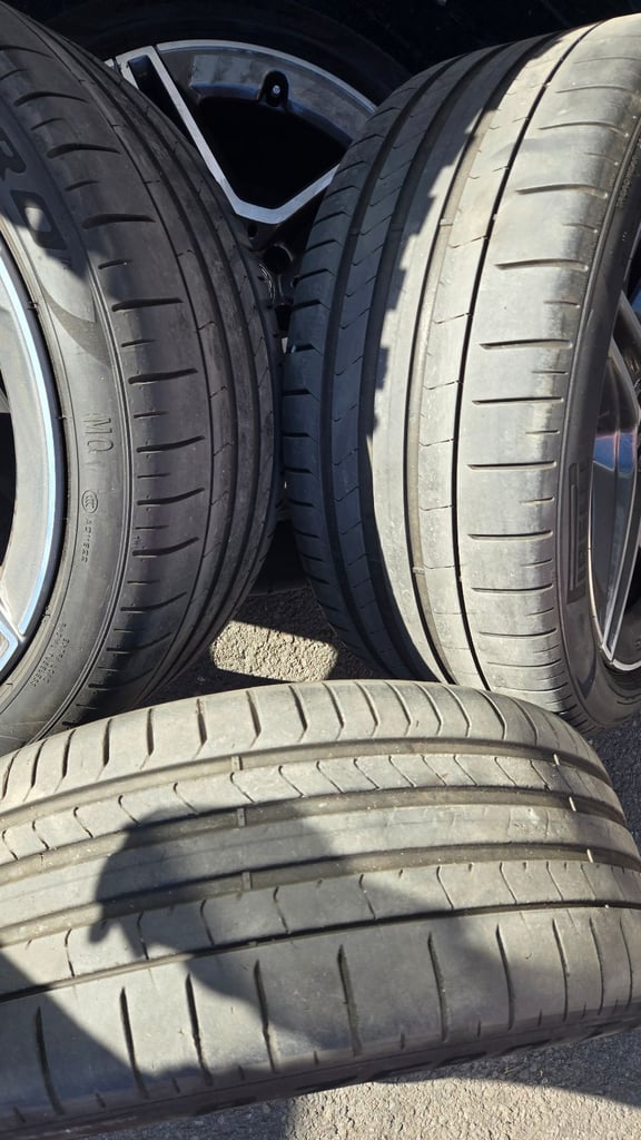 Mercedes Genuine 19 Inch 5 spoke alloy wheels and tyre