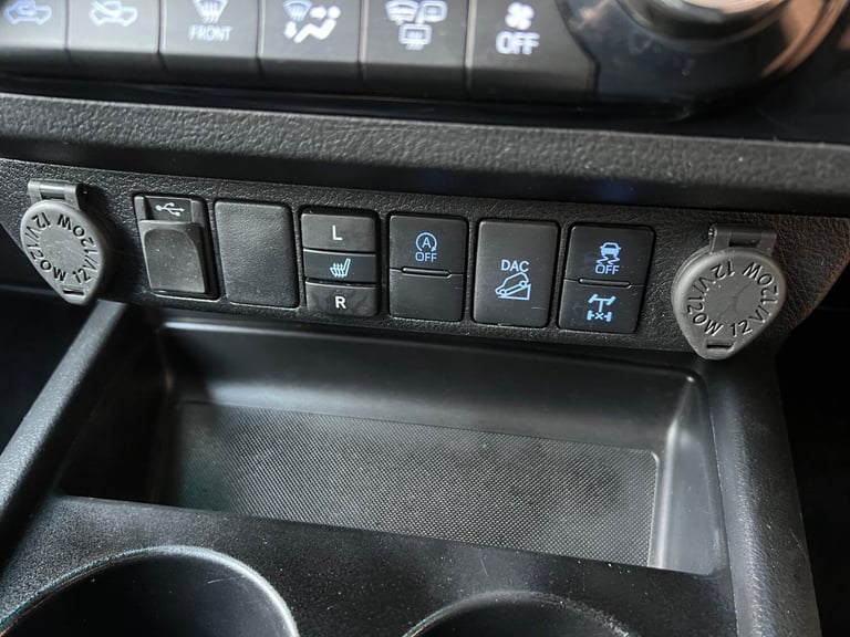 TOYOTA HILUX 2.4 D-4D 150PS INVINCIBLE AUTOMATIC 4X4 PICKUP 71 REG 61,200 MILES