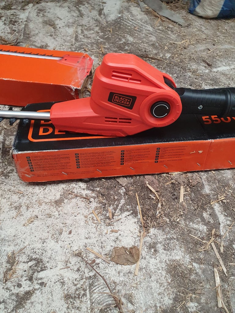 BLACK+DECKER Corded 550W Hedge Trimmer with 51cm Blade, 