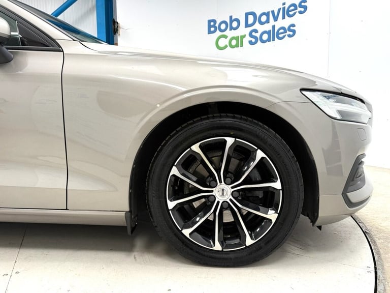 2019 68 VOLVO V60 2.0 D4 MOMENTUM ESTATE 5DR DIESEL AUTO EURO 6 (S/S) (190 PS) D