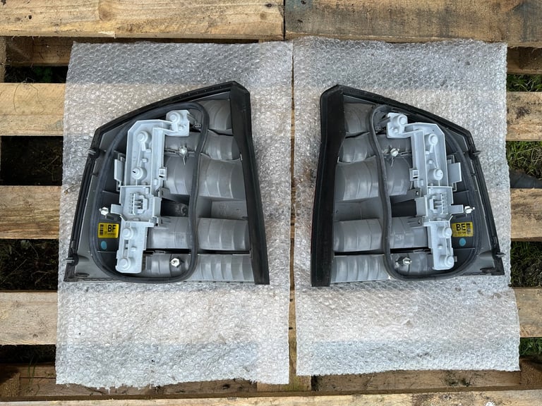 Vauxhall Vectra Rear Light Units (Price Reduced)
