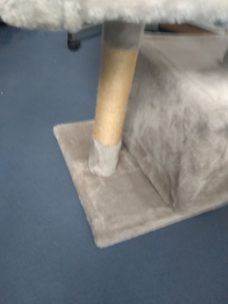 Lovely cats house to play in  ideal for kittens or small cat pick up only 