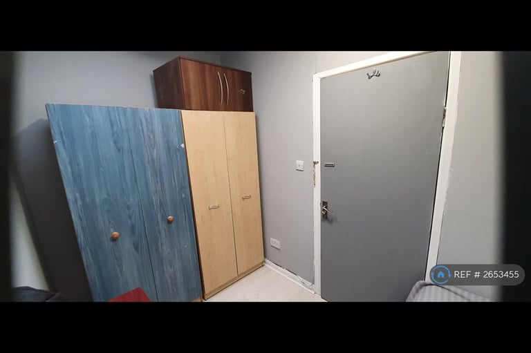 3 bedroom flat in Ealing Broadway, London, W5 (3 bed) (#2653455)