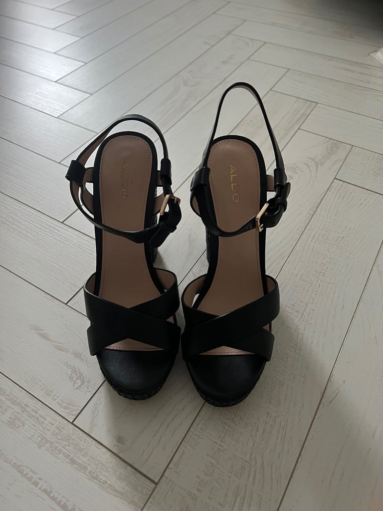 ALDO sandal, size 5