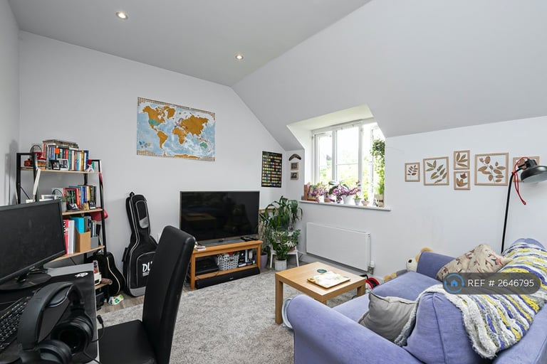 2 bedroom flat in Lawton Green, Loughton, IG10 (2 bed) (#2646795)
