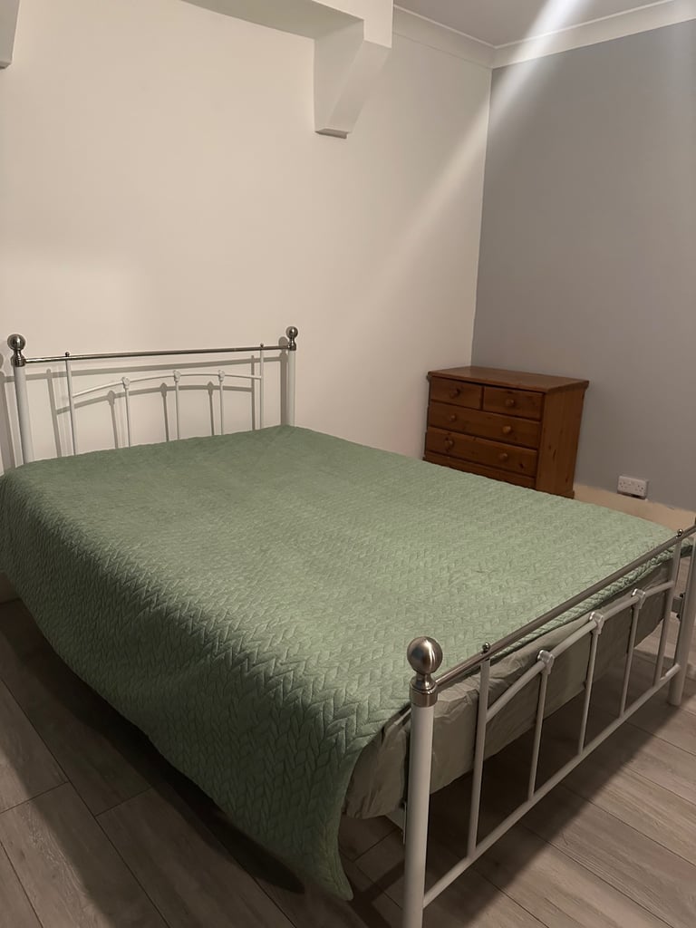 Spacious double room available for rent 