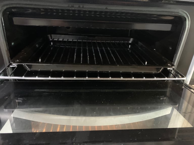 Curry’s 60 cm wide freestanding electric double oven like new condition