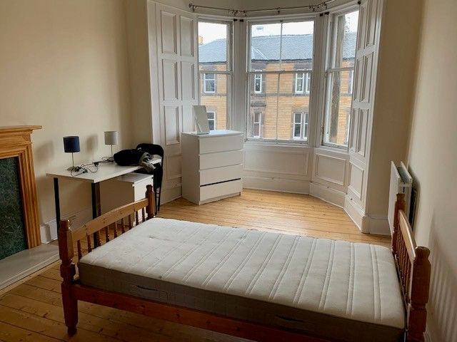 Very spacious, top floor, 3 bedroom, HMO flat - available NOW