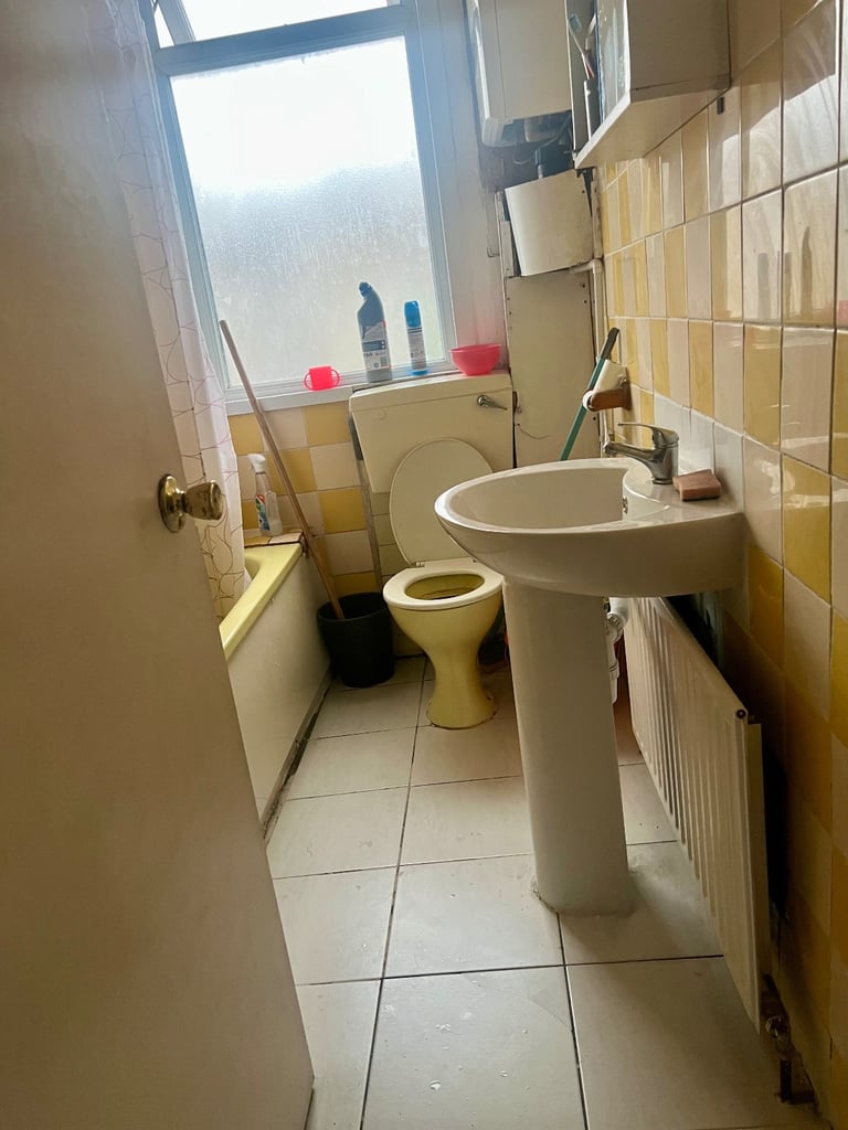 Big double room for rent near station 