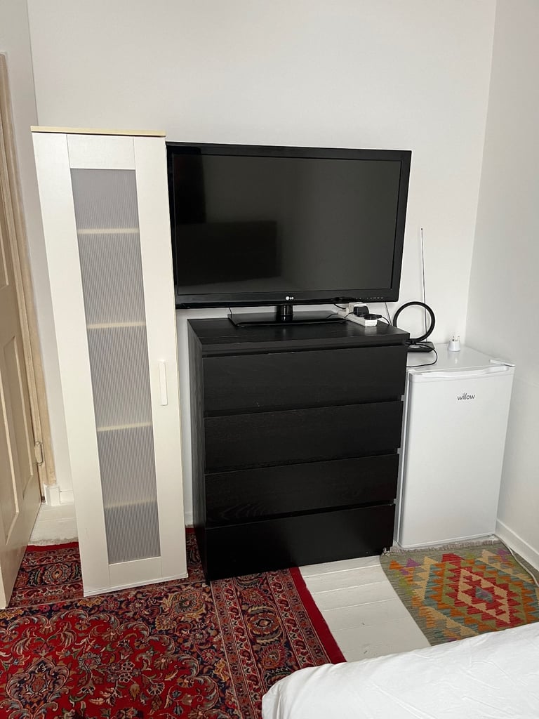 Very nice and spacious room for single professional 