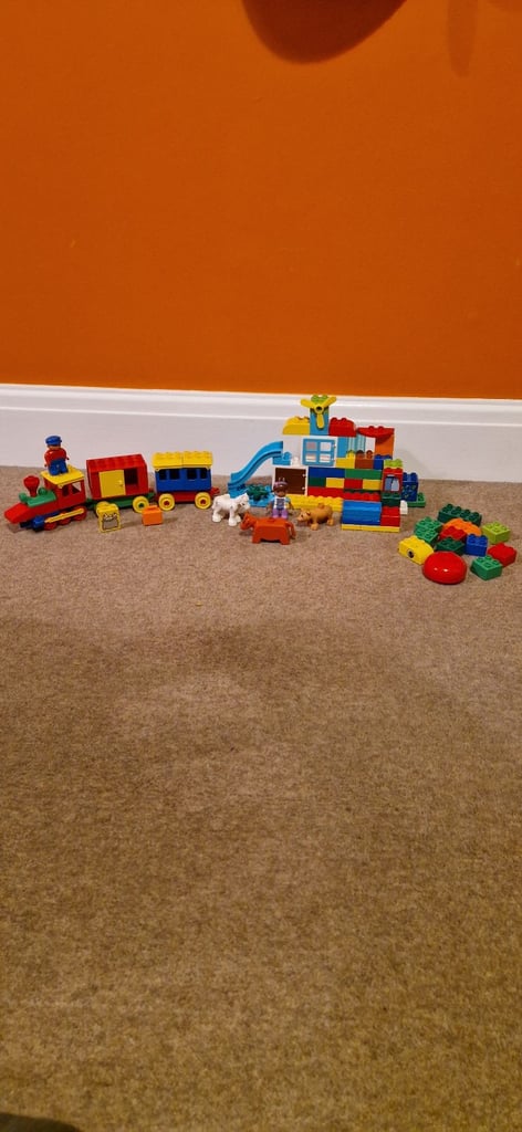 LEGO DUPLO BUILDING, TRAIN AND FIGURES. EXCELLENT CONDITION.