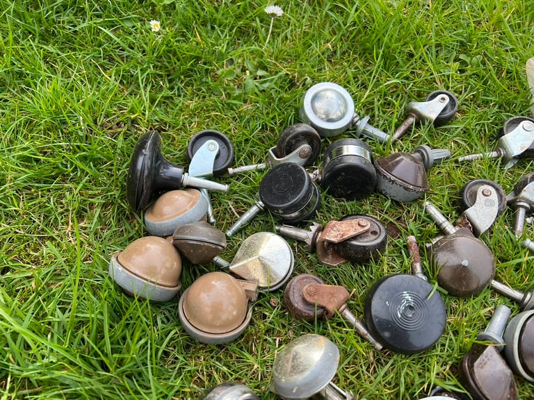 LARGE JOB LOT BUNDLE OF VINTAGE RETRO MCM LEGS FEET WHEELS FURNITURE 