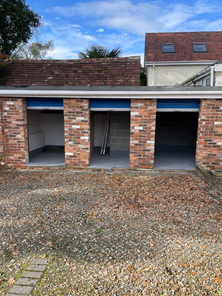 UPTON POOLE MINI LOCK UP GARAGE + OPTIONAL PARKING SPACE 