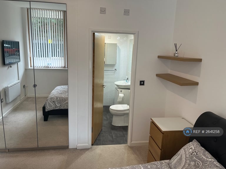 2 bedroom flat in Warwickgate House, Old Trafford, Manchester, M16 (2 bed) (#2641258)