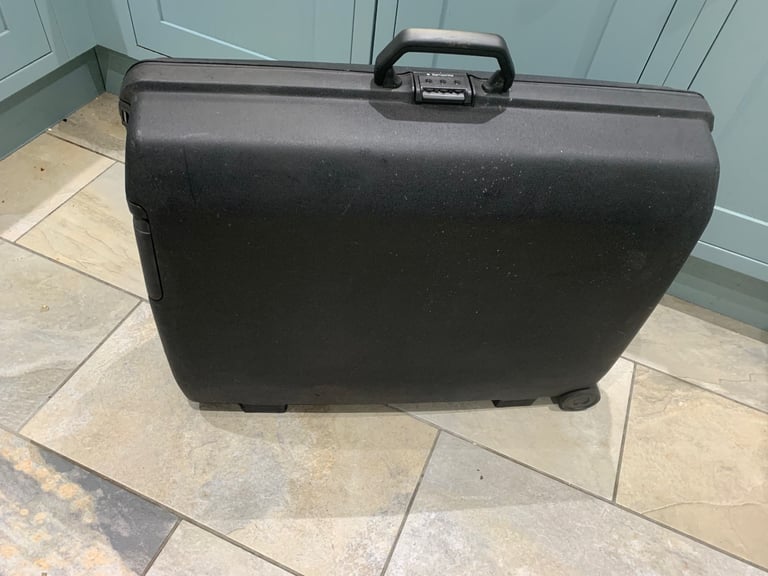 Samsonite very large hard shell suitcase, combination lock, pull handle and wheels