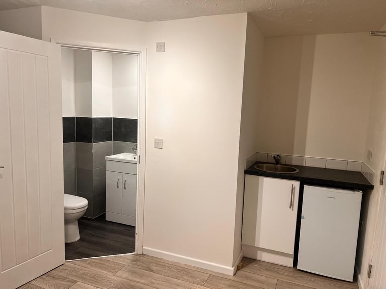 Newly Renovated ensuite Rooms with Kitchenette