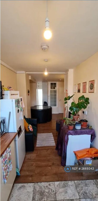 3 bedroom flat in St. Mary Road, London, E17 (3 bed) (#2669343)