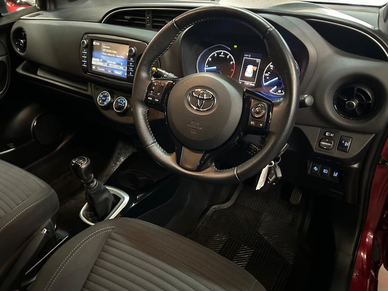 2018 Toyota Yaris 1.5 VVT-i Grey Bi-Tone Euro 6 5dr HATCHBACK Petrol Manual