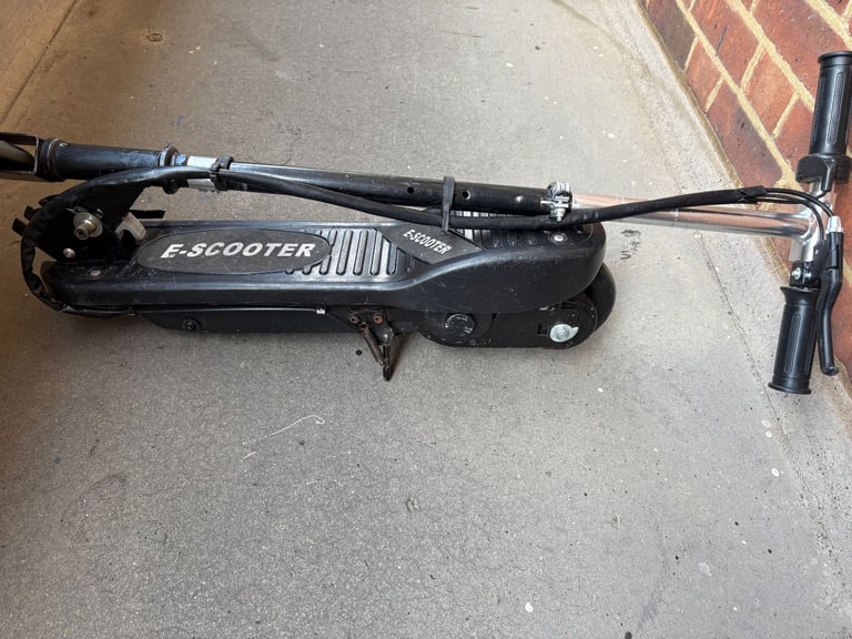 ELECTRIC SCOOTER  E.SCOOTER 24 volt 50kg max weight limit age 7 upwards  £40
