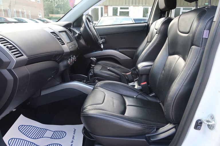 2012/12 White Mitsubishi Outlander 2.2 DI-D GX3 5dr 2WD 7 Seat