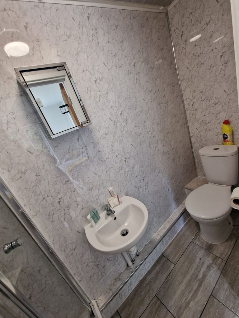 Room to let rent single ensuite luton town cheap lu1 universal dss credit benefits