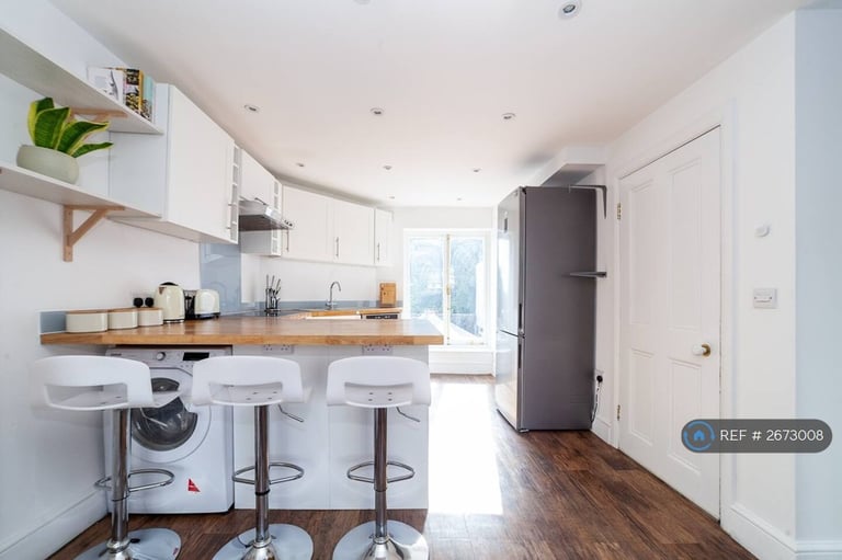 3 bedroom flat in Hill Rise, Richmond, TW10 (3 bed) (#2673008)